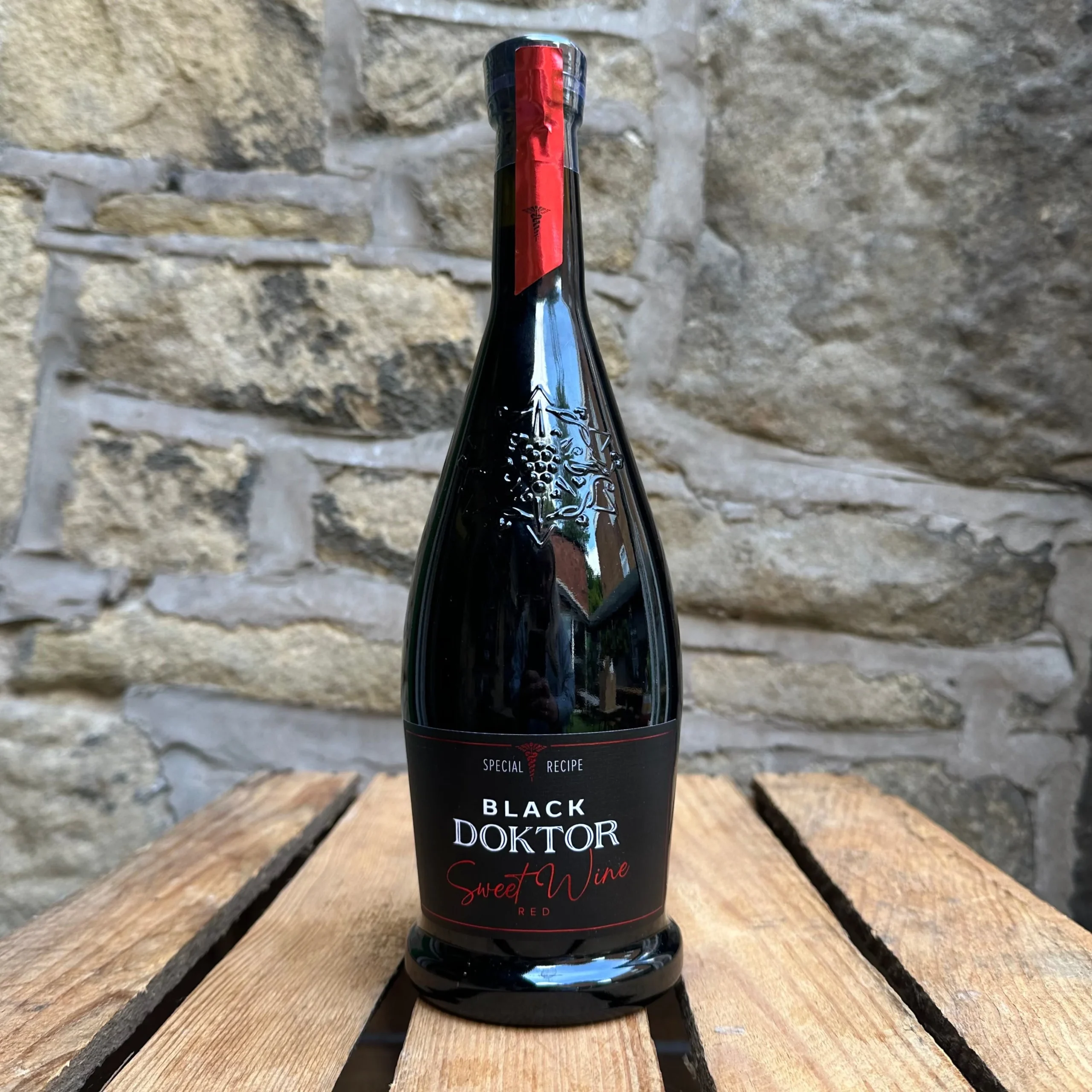 Bostavan-Black-Doktor-Rosu-Dolce-WINE ΟΙΝΟΣ ΚΟΚΚΙΝΟΣ ΗΜΙΓΛΥΚΟΣ 0.75L - Image 1